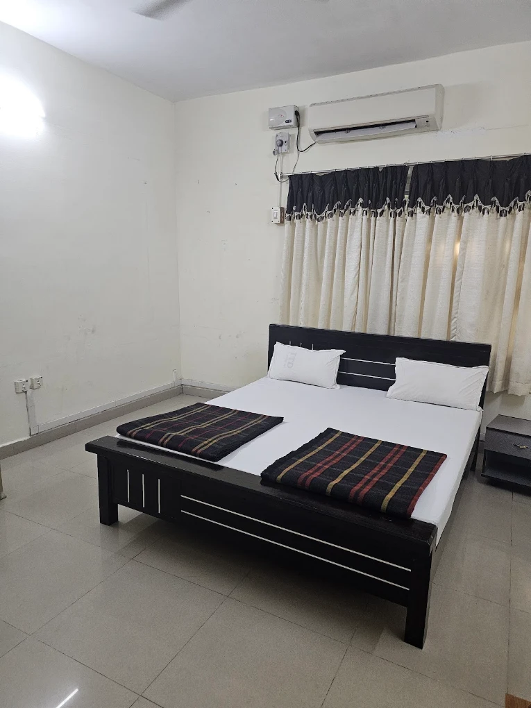 Guest room with double bed and air conditioner
